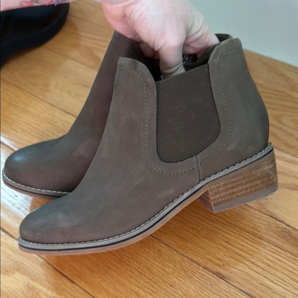 NWT Blondo Brown Chelsea Boots Ankle Height Suede - Picture 4 of 9